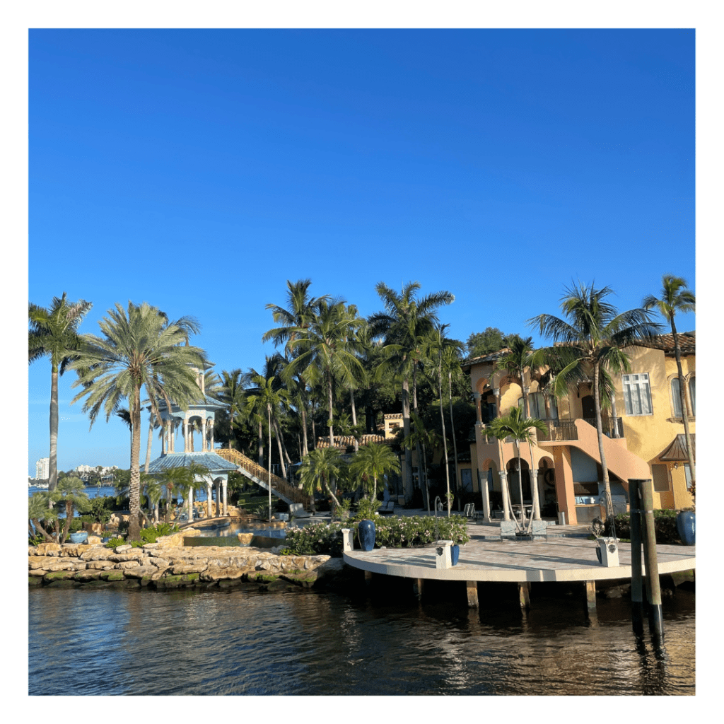 Die Sicht aufs Ufer aus dem Water-Taxi