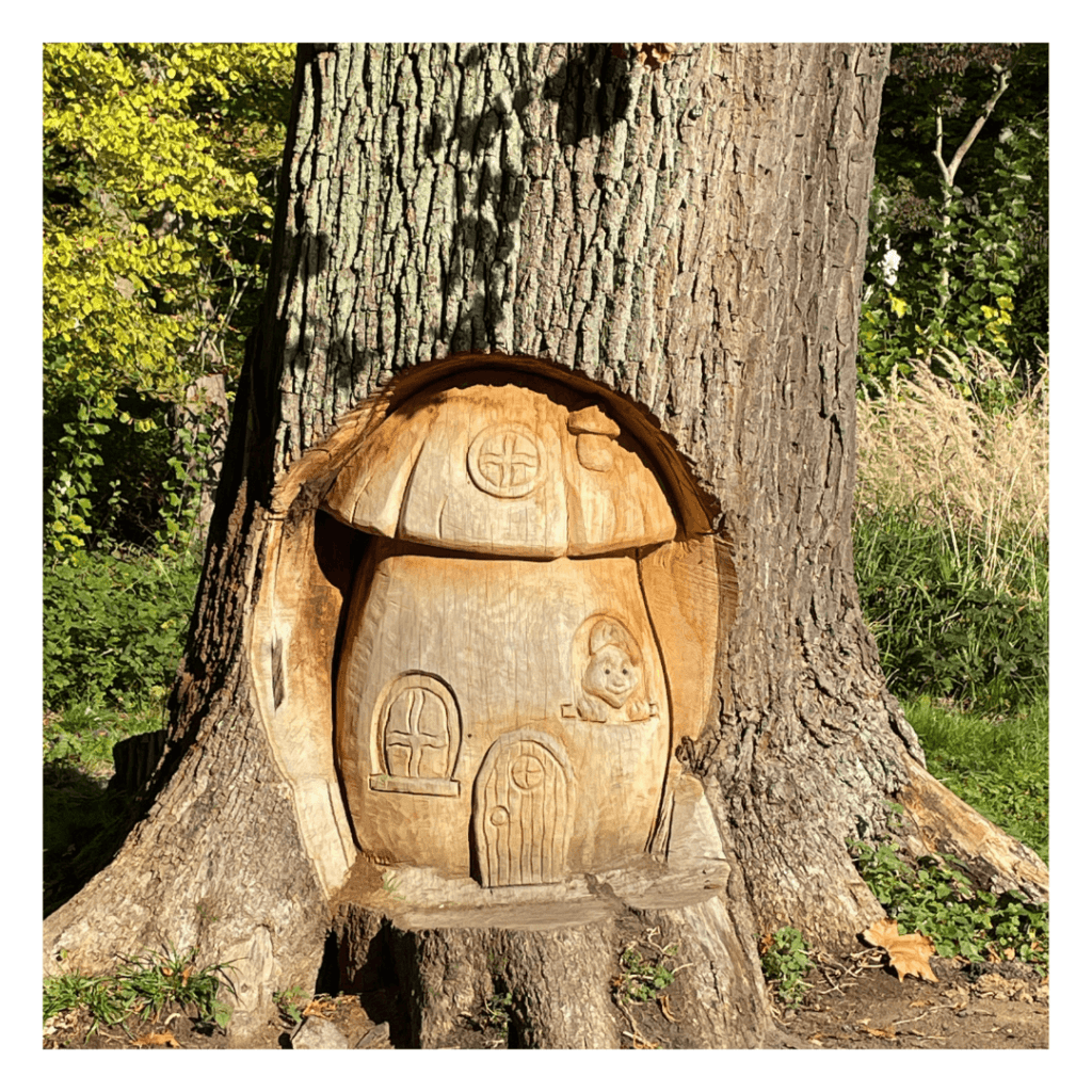 Ein Zwergenhaus im Baum