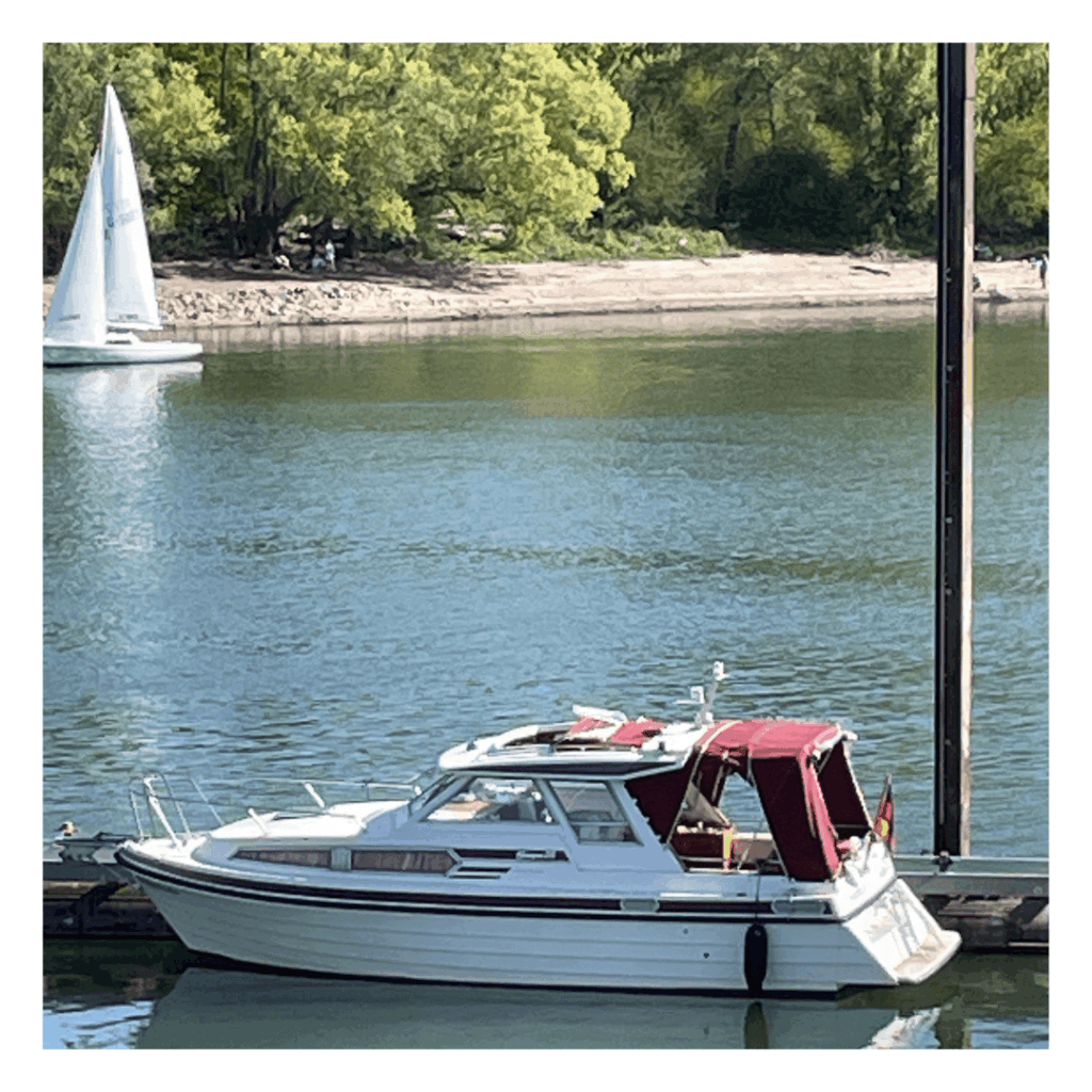 Da liegt sie im Wasser, unser altes Mädchen. Jetzt heißt es noch putzen - innen und außen.